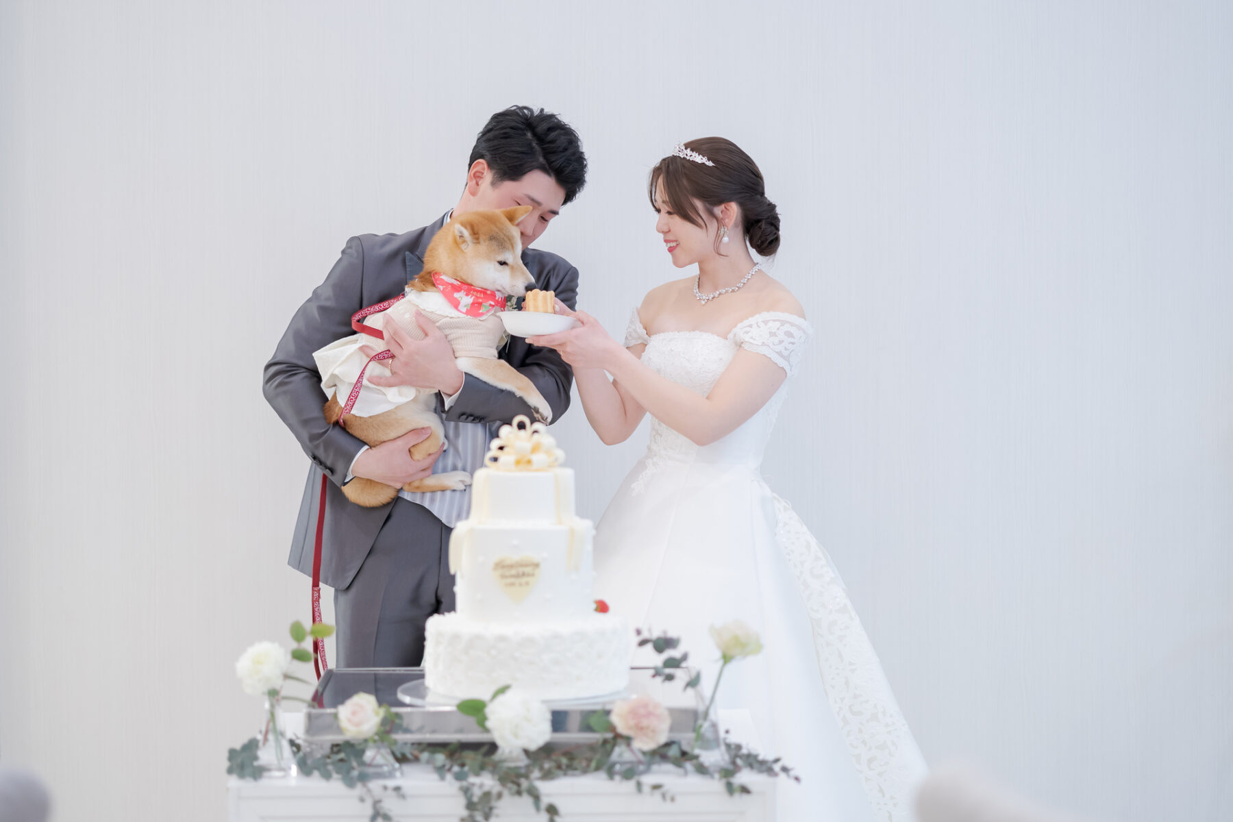 愛するペットも大切な家族！軽井沢の自然の中で叶えるペットウェディング。ワンちゃんも一緒にケーキカットに参加し、アットホームな一日を楽しみましょう！