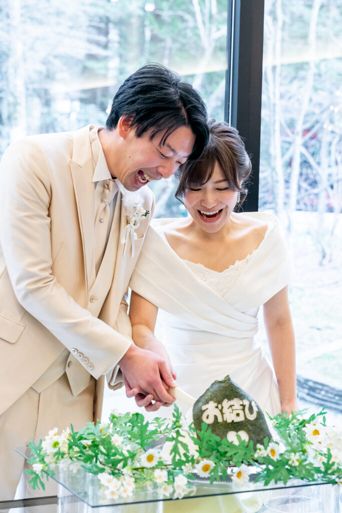 笑顔あふれるおにぎり入刀の瞬間!和やかな演出は、世代を問わず楽しめます。豊かな軽井沢の自然に囲まれて、ゲストとの絆を深める結婚式を。