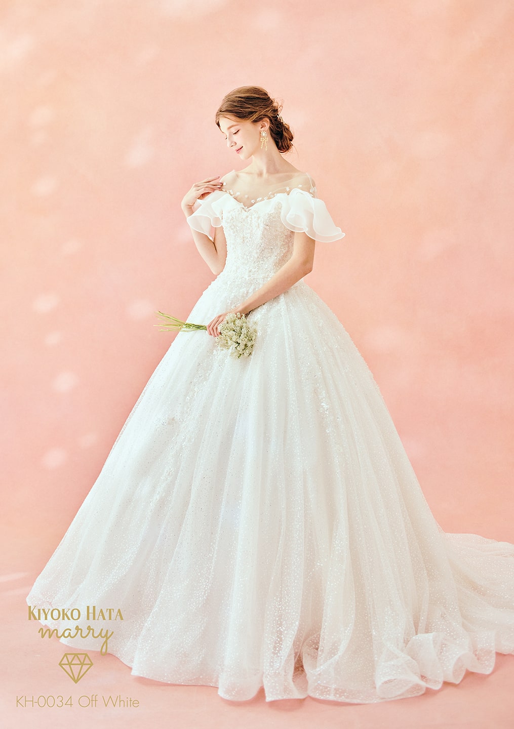 【アネーリ軽井沢】で人気のKIYOKO HATA marryコラボドレス(KH-0034)。天使の羽のようなオフショルダーのオーガンジーと、全身のグリッターチュールがキラキラ輝くAライン。ロマンティックで愛らしい花嫁姿に。