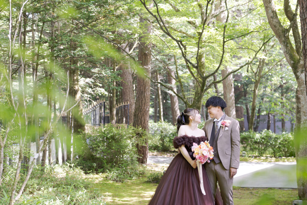 軽井沢の深い森での美しいロケーションフォト。四季折々の緑が、おふたりの特別な瞬間をドラマチックに演出します。個性あふれる前撮り・後撮りも人気です。