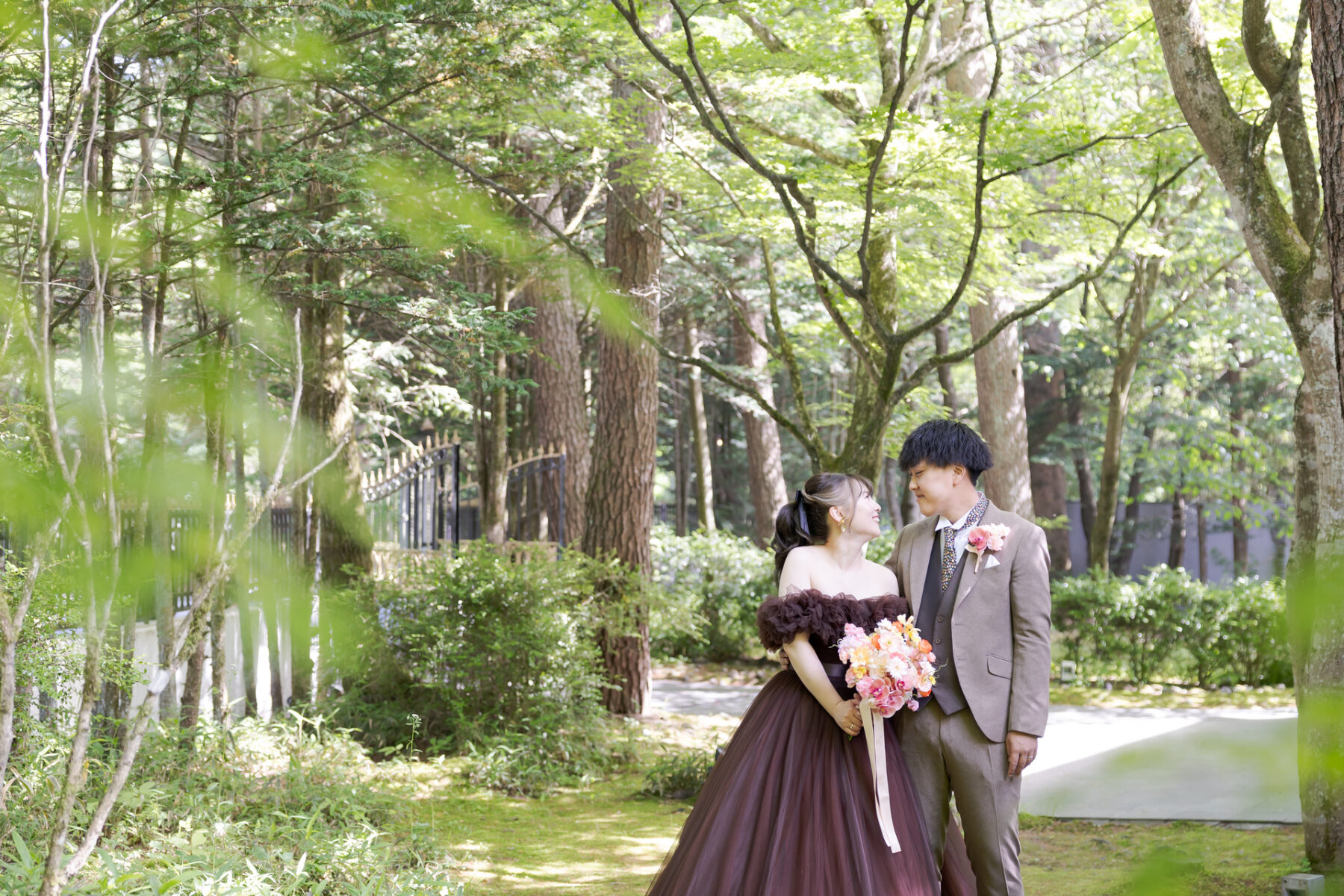 軽井沢の深い森での美しいロケーションフォト。四季折々の緑が、おふたりの特別な瞬間をドラマチックに演出します。個性あふれる前撮り・後撮りも人気です。