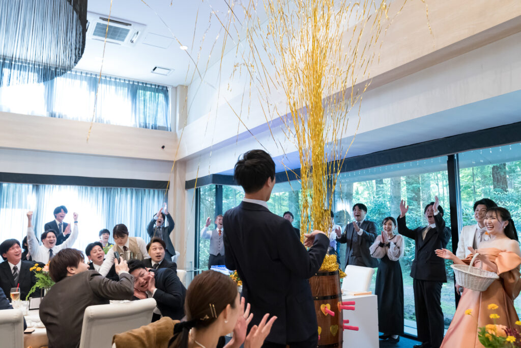 軽井沢の自然に包まれた会場で、ゲストと一体となるサプライズ演出。祝福のクラッカーが弾けて盛り上がりも最高潮に!アットホームで笑顔あふれる披露宴を叶えます。
