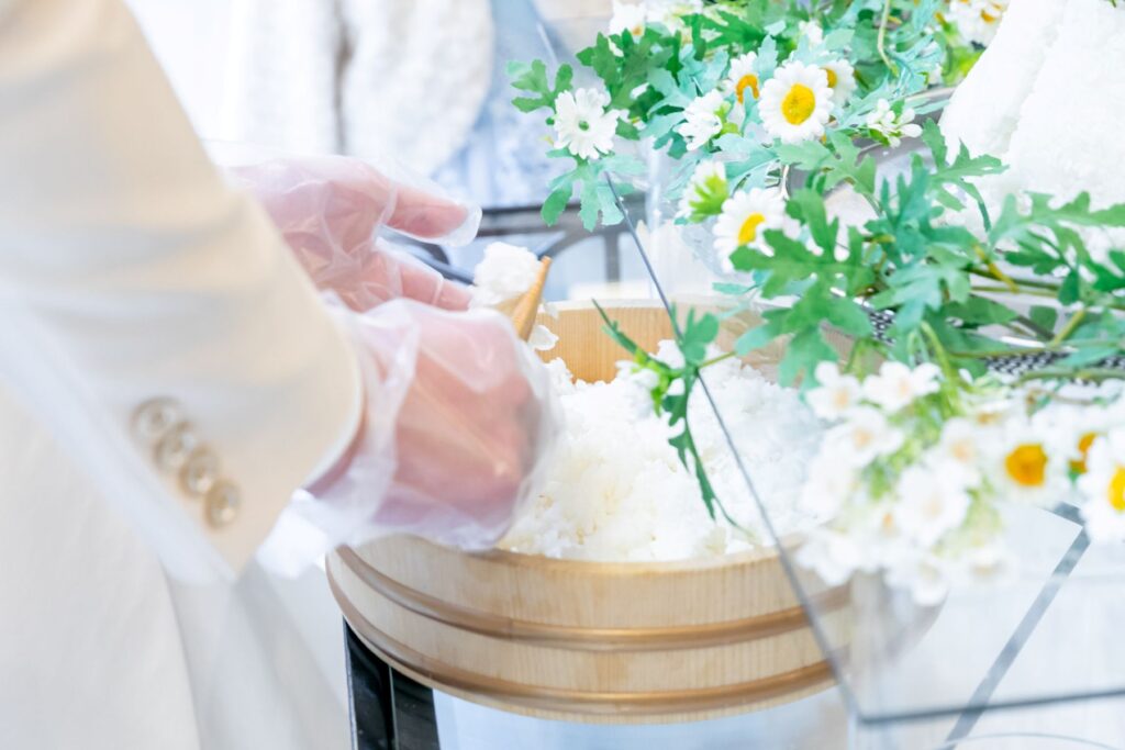 ゲストへの「結び」の想いを込めて、大きな飯台で握るおにぎり。おふたりの共同作業を、軽井沢ウェディングのユニークな演出として取り入れてみてはいかがでしょうか?