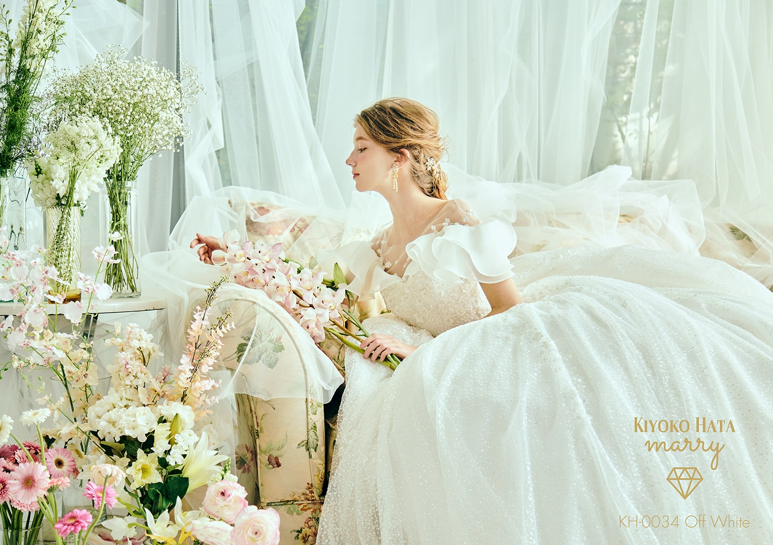 キヨコハタ マリーのオフホワイトドレス。パフスリーブ/フリル袖とグリッター/ラメチュールが煌めく、軽井沢の明るい会場に映えるゴージャスなプリンセスライン。ブーケと花に囲まれたロマンチックな花嫁姿。