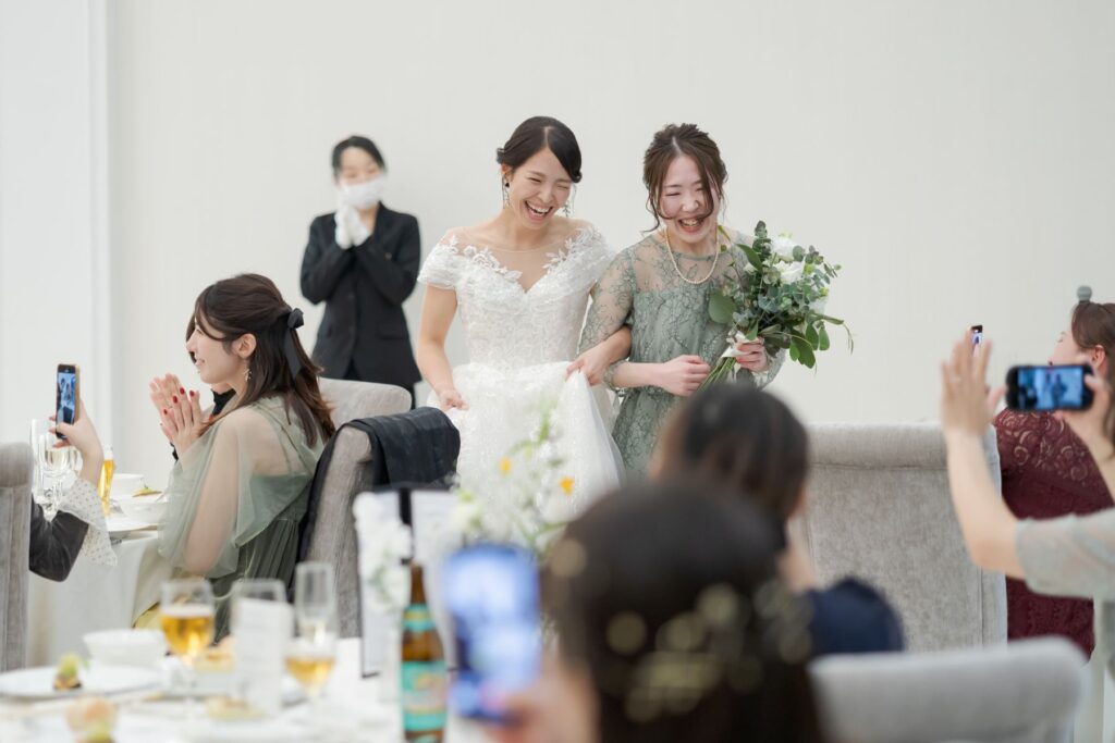【親友と中座】最高にハッピーな笑顔で、大好きな友人とサプライズ退場。軽井沢のリゾートウェディングは、自由でアットホームなパーティーを叶えます。