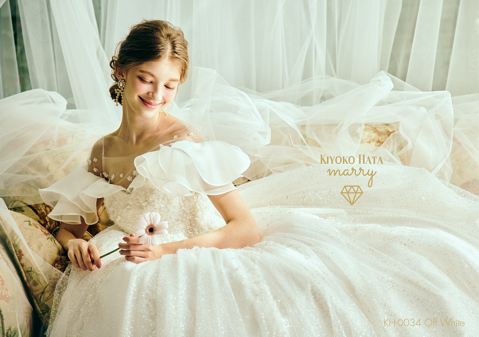 軽井沢の自然光が照らす純白のウェディングドレス。光沢の美しいサテン生地と、背中から流れるドラマティックなビッグリボン、フリルが特徴的なプリンセスラインのドレスです。アネーリ軽井沢で叶える夢の結婚式。