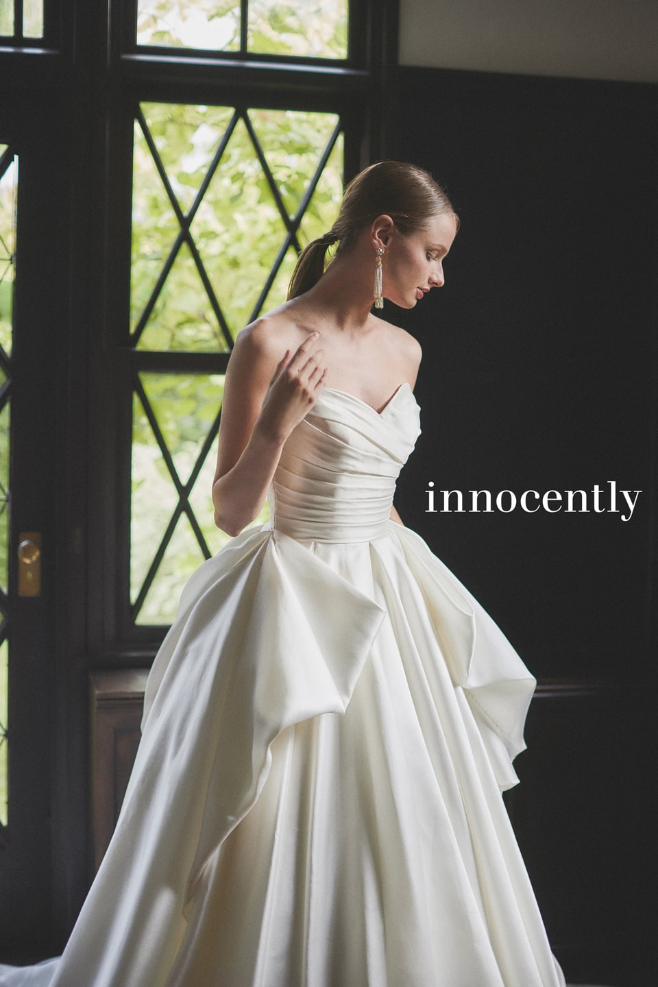 【innocently(イノセントリー)】のウェディングドレス。チューブトップとドレープがモダンなサテン素材のAライン。アシンメトリーなスカートデザインがスタイリッシュなアネーリ軽井沢のフォトに最適。