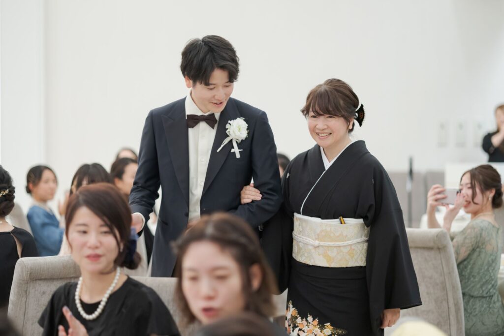 【感謝の中座】これまで大切に育ててくれた家族と手を繋いで退場。軽井沢の貸切邸宅で、両親への感謝を伝える感動的なウェディングを。
