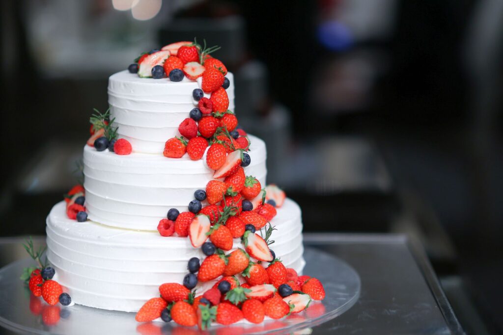 旬の瑞々しいイチゴを贅沢に使ったネイキッドケーキが人気。軽井沢のナチュラルな雰囲気に合うお洒落なデザインを提案。