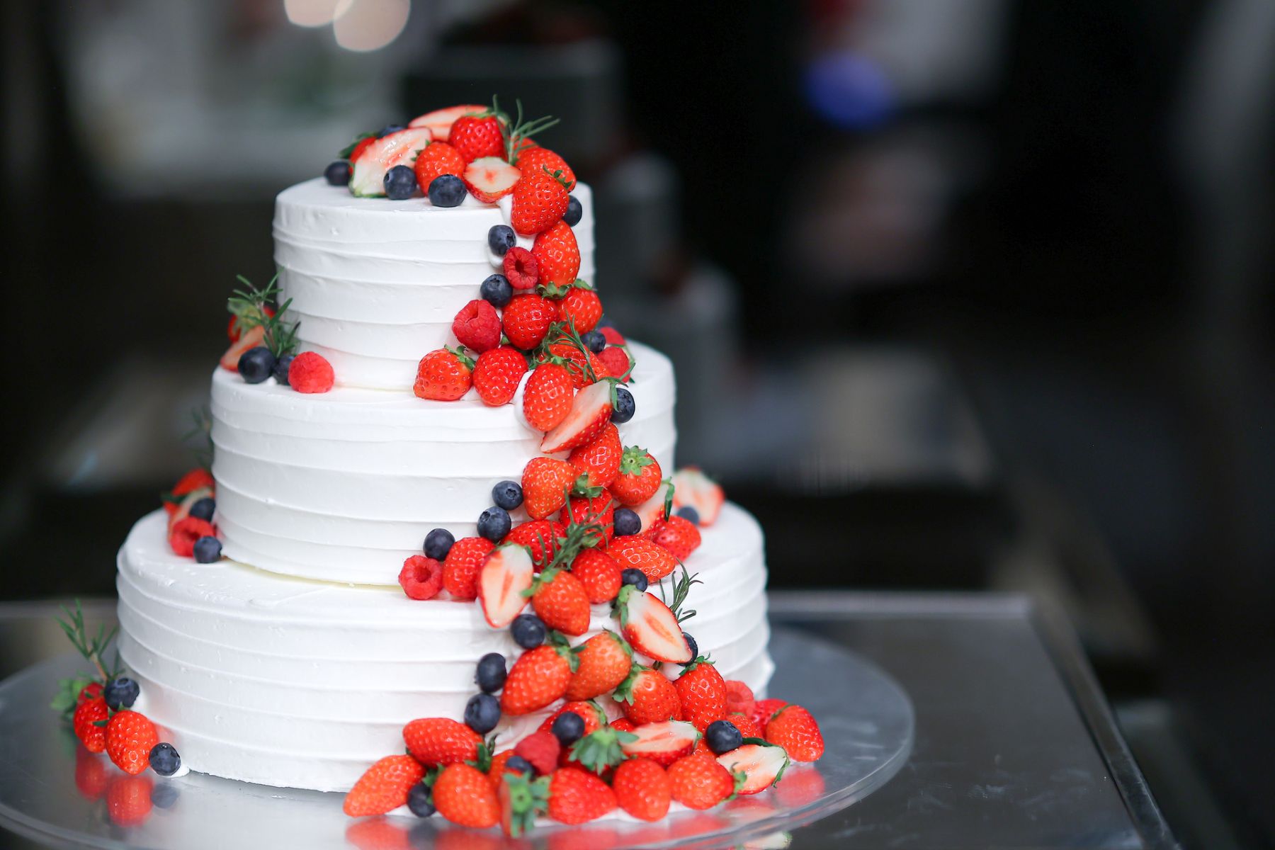 旬の瑞々しいイチゴを贅沢に使ったネイキッドケーキが人気。軽井沢のナチュラルな雰囲気に合うお洒落なデザインを提案。