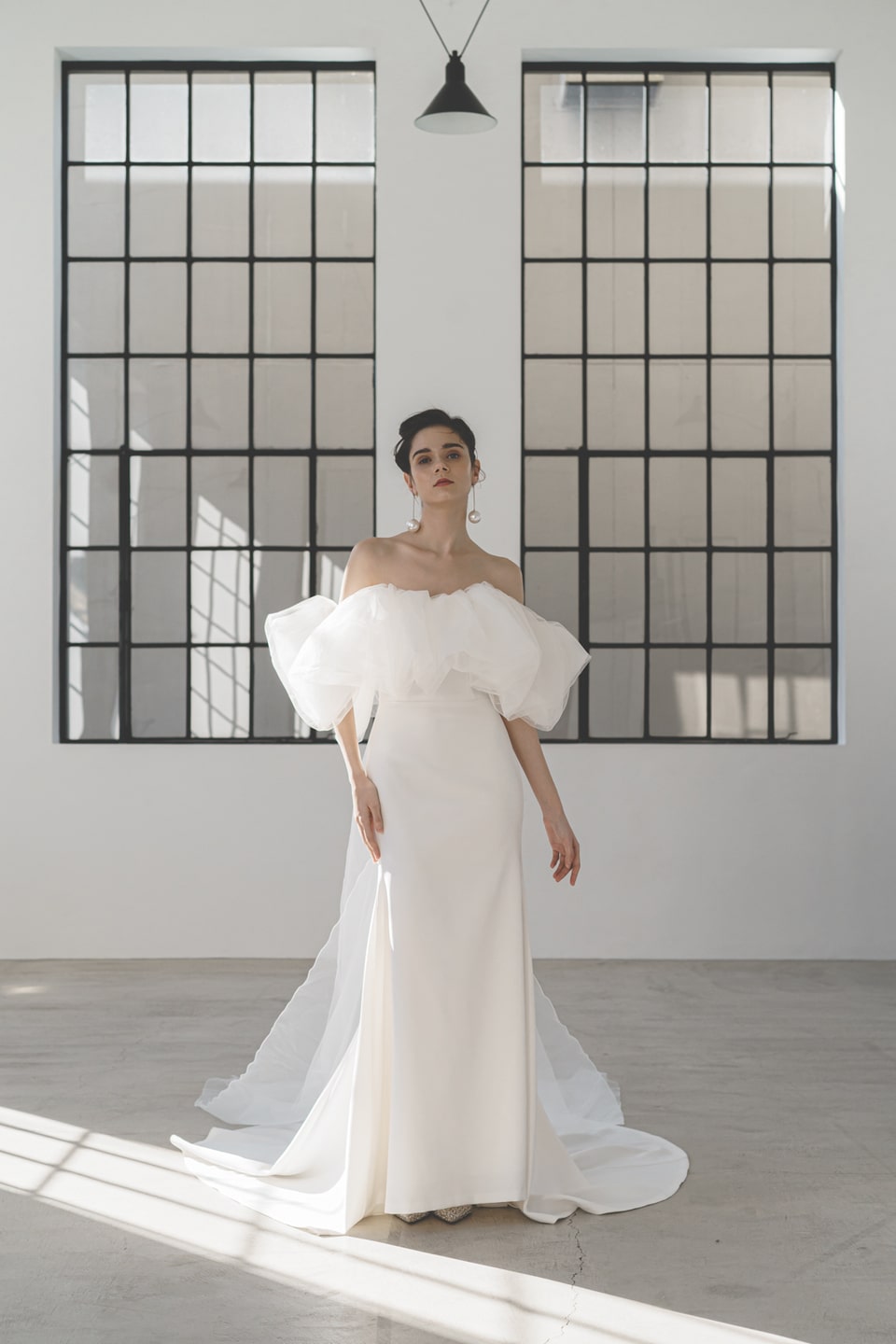 オフショルダーのパフスリーブが特徴のスレンダーライン・ウェディングドレス。サテン素材にチュールを重ねた2wayデザインで、アネーリ軽井沢のモダンな会場にも合うスタイリッシュな花嫁衣装。