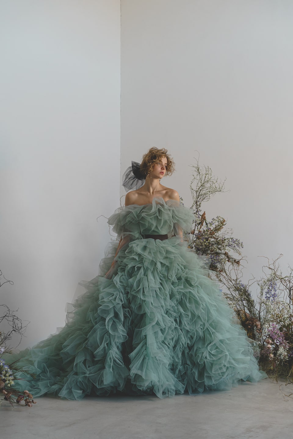 アネーリ軽井沢提携イノセントリーのセージグリーンのカラードレス。ボリューミーなチュールフリルのオフショルダーが印象的で、軽井沢のナチュラルなガーデンウェディングに最適なお色直しスタイル。