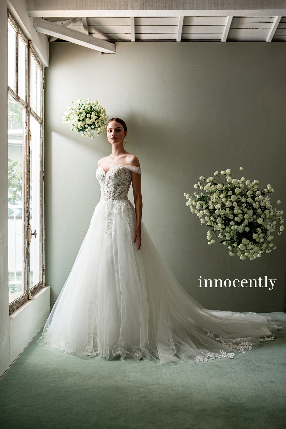 innocently(イノセントリー)のオフショルダー・Aラインウェディングドレス。レースとチュールのロングトレーンが豪華。アネーリ軽井沢のアンティークな空間で、大人のナチュラルで上品な花嫁姿を演出。