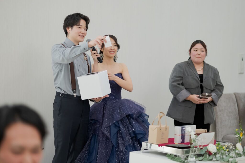 【軽井沢でゲストと】歓声と笑顔が溢れる衣裳当てクイズ。貸切ゲストハウスで、おふたりらしい演出を自由に楽しめるアットホームな結婚式を叶えます。