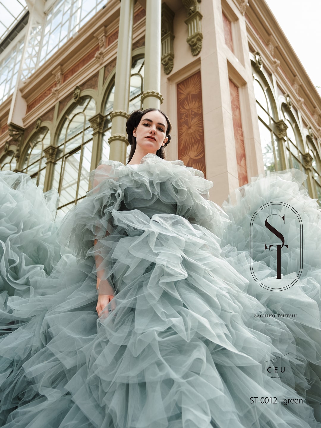アネーリ軽井沢提携サチコツツイのセージグリーンのカラードレスのアップ。ボリューミーなチュールフリルのオフショルダーが印象的で、軽井沢のクラシカルな会場でのお色直しに映える、写真映えする一着。