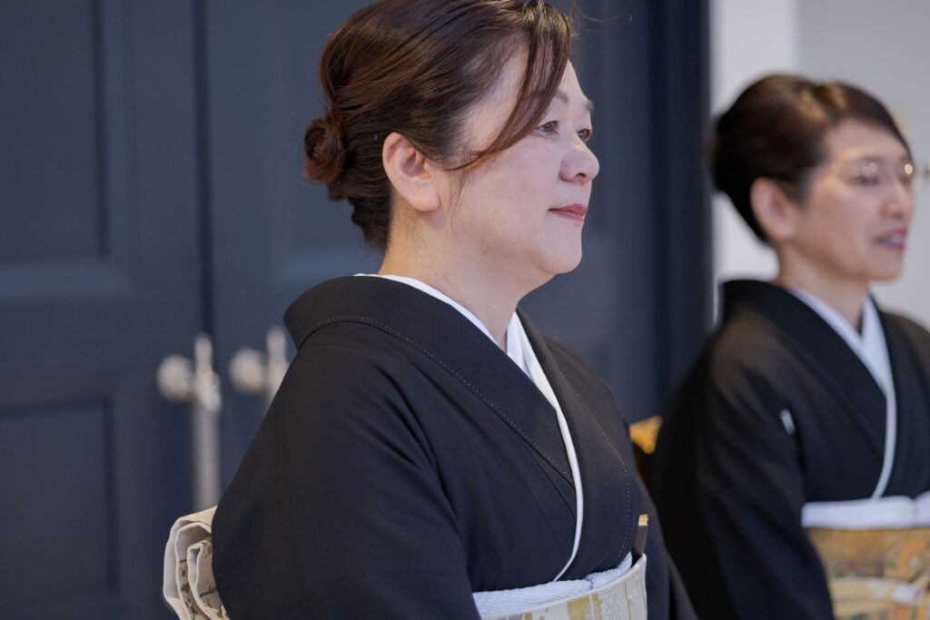 挙式直前の親御様との対面。お母様からの最後の身支度は感動のワンシーン。感謝と決意が絆を深める。