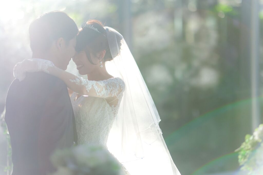 軽井沢の森と光が創り出す、一枚の絵画のような写真。全面ガラス張りのチャペルでは、自然光に包ままれた清らかな瞬間を映し出し、一生の宝物にします。