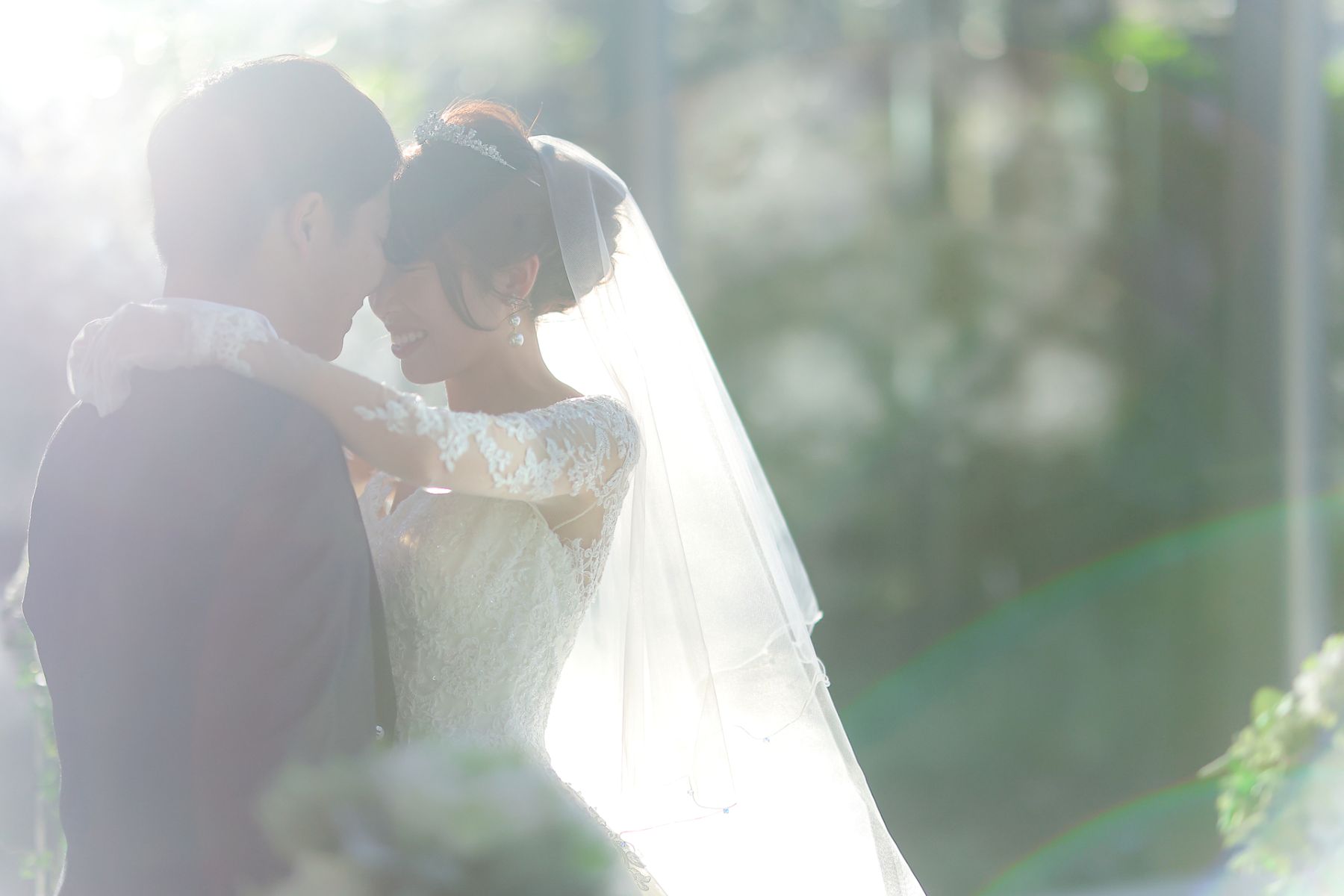 軽井沢の森と光が創り出す、一枚の絵画のような写真。全面ガラス張りのチャペルでは、自然光に包ままれた清らかな瞬間を映し出し、一生の宝物にします。