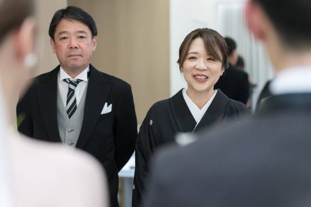 新郎新婦を見新郎新婦を見つめるご両親の優しい眼差し。たくさんの「ありがとう」が詰まった、家族の絆**を感じる温かい瞬間。軽井沢で特別な一日を。