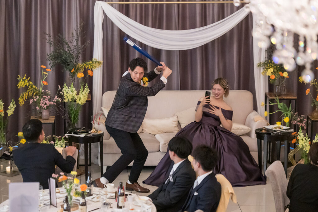 テーブル対抗「新郎新婦クイズ」で会場が一体に！楽しい余興にゲストの笑顔が溢れます。景品も用意し大盛り上がり！