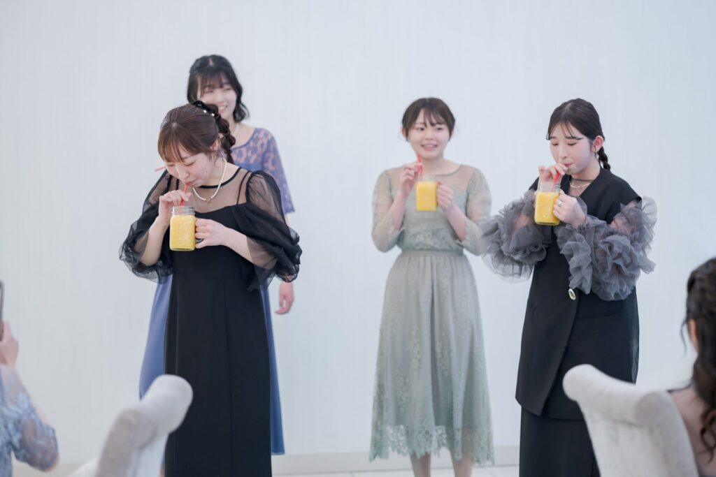 レゴ証明書や早飲み対決でゲストも笑顔に。自由で二人らしい アットホーム婚。
