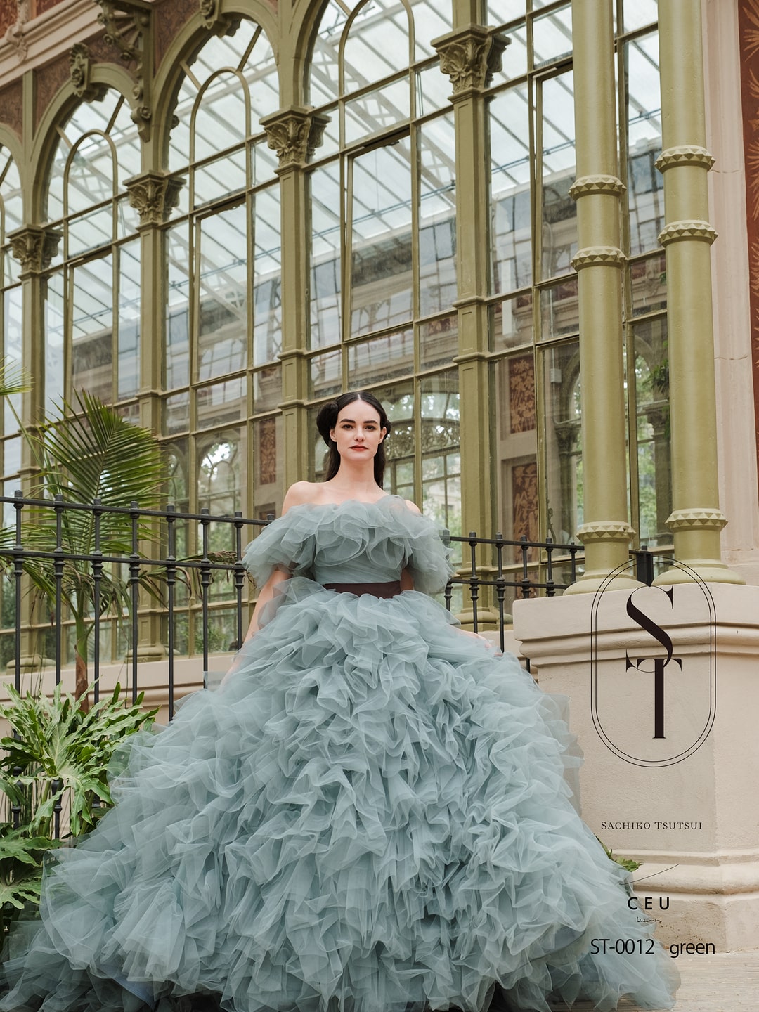 アネーリ軽井沢提携サチコツツイのセージグリーンのカラードレス。ボリューミーなチュールフリルのオフショルダーとスカートが軽井沢のクラシカルな会場に映える、写真映えするお色直しスタイル。