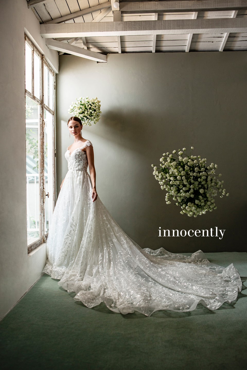 【innocently(イノセントリー)】のウェディングドレス。全身の繊細なレース刺繍とグリッターチュール、豪華なロングトレーンが特徴のプリンセスライン。アネーリ軽井沢のクラシカルな会場にも合う一着。