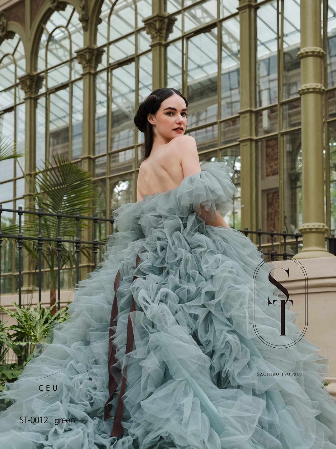 アネーリ軽井沢提携サチコツツイのセージグリーンのカラードレス。ボリューミーなチュールフリルのオフショルダーが印象的で、軽井沢のクラシカルな会場やガーデンでのお色直しに映える一着。