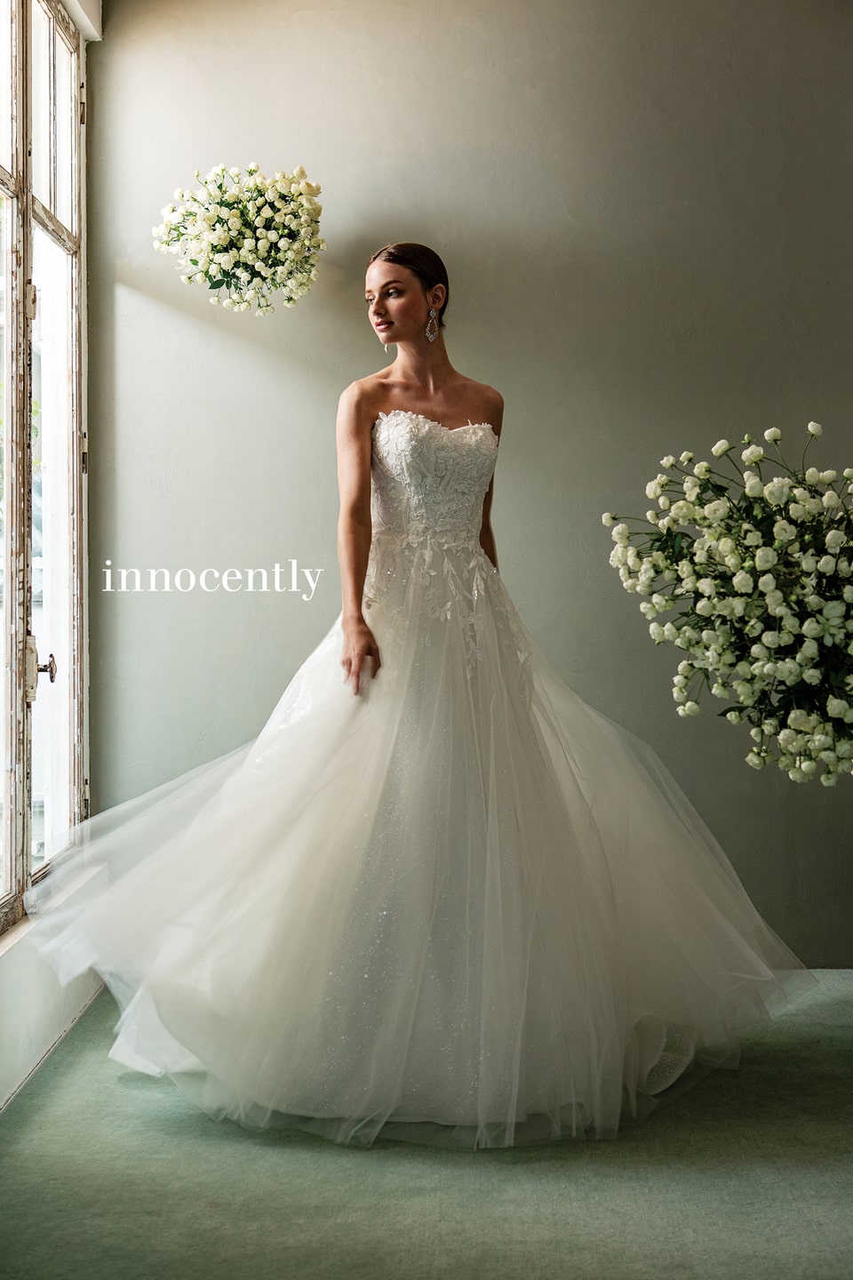 【innocently(イノセントリー)】のウェディングドレス。グリッターチュールとレース刺繍のビスチェ、ボリュームのあるプリンセスラインが特徴。アネーリ軽井沢のクラシカルな会場にも合う一着。