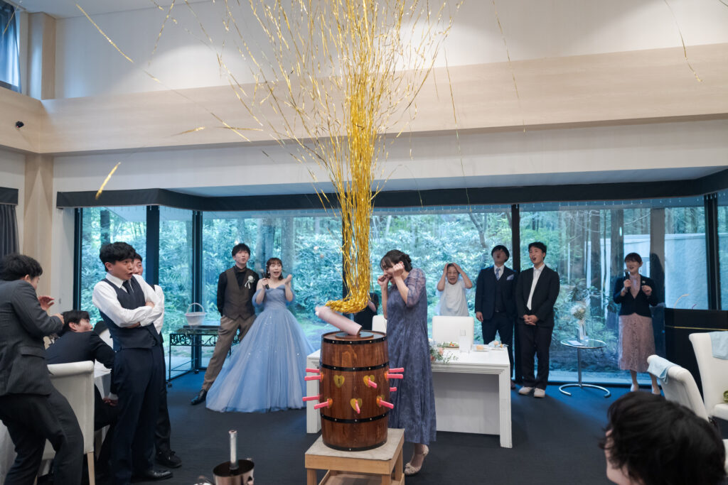 ゲストと盛り上がるサプライズ演出!祝福の紙吹雪が舞う樽クラッカーで、会場のボルテージは最高潮に。軽井沢の貸切会場ならではの自由なパーティー。