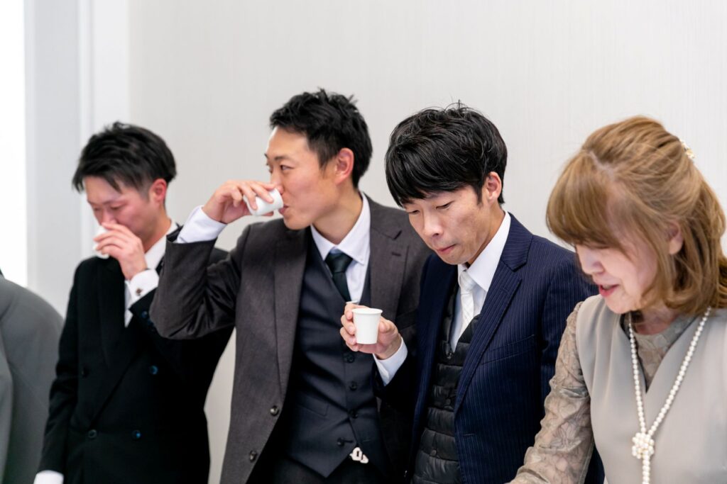 軽井沢の披露宴を最高に盛り上げる!ゲスト参加型の「利酒&格付けチェック」で、会場は笑顔と歓声の渦に。ユニークな演出で忘れられない一日に。