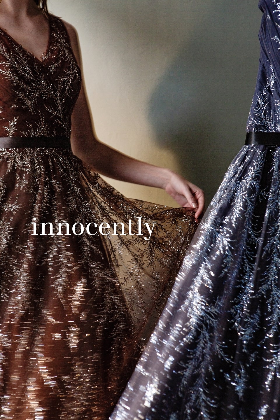 アネーリ軽井沢提携イノセントリーのグリッタードレス2着。左はブラウン系、右はネイビー系の色に枝のような繊細な銀色の刺繍が輝き、軽井沢のナイトウェディングを華やかに彩る大人花嫁のためのカラードレス。