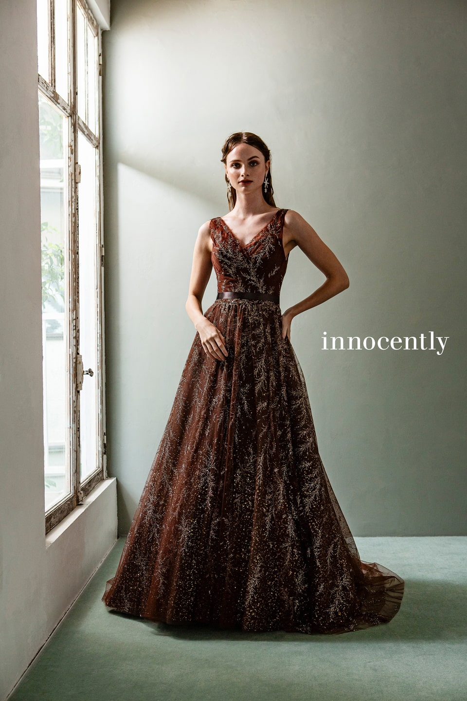 アネーリ軽井沢提携イノセントリーのブラウンのカラードレス。深みのあるテラコッタカラーのチュールにグリッターが施され、秋の軽井沢ウェディングに最適な温かみと華やかさのあるお色直しスタイル。