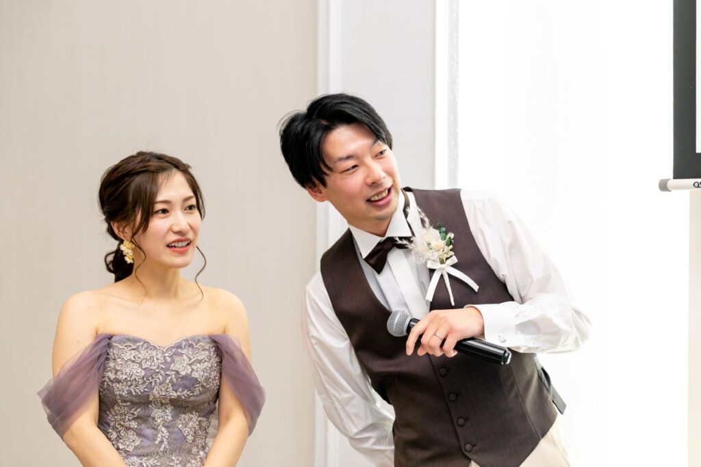 軽井沢の上質で開放的な空間で行う**「格付けチェック」。自然光が差し込む明るい会場は、ゲストの笑顔を一層輝かせます。写真映えも抜群。