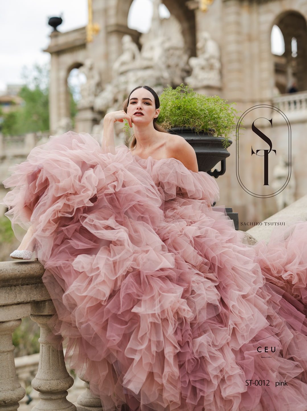 アネーリ軽井沢提携サチコツツイのダスティピンクのカラードレス。オフショルダーとスカートのチュールフリルがボリューミーで、軽井沢のリゾートやクラシカルな会場に映える、写真映えするお色直しスタイル。