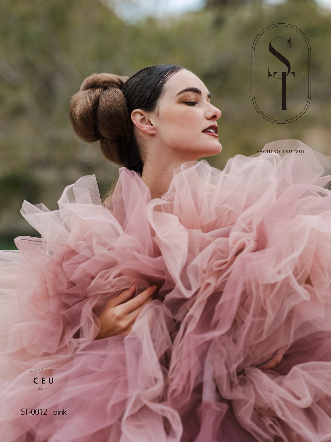 アネーリ軽井沢提携サチコツツイのダスティピンク系カラードレスのアップ。何層にも重なったボリューミーなチュールフリルが、軽井沢のリゾートウェディングでお色直しを華やかに彩る大人可愛い一着。