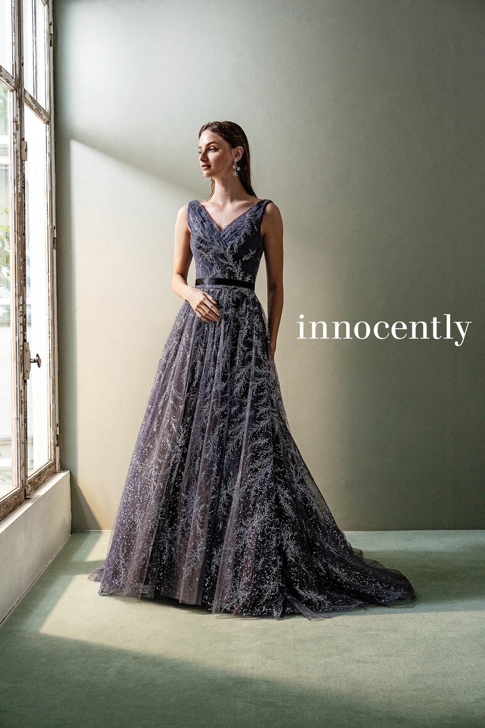アネーリ軽井沢提携イノセントリーのグリッターと刺繍が輝くネイビーのカラードレス。Vネックとベルベットのサッシュベルトが大人っぽくシックな印象を与え、軽井沢のナイトウェディングやモダンな披露宴会場に映えるお色直しの一着。