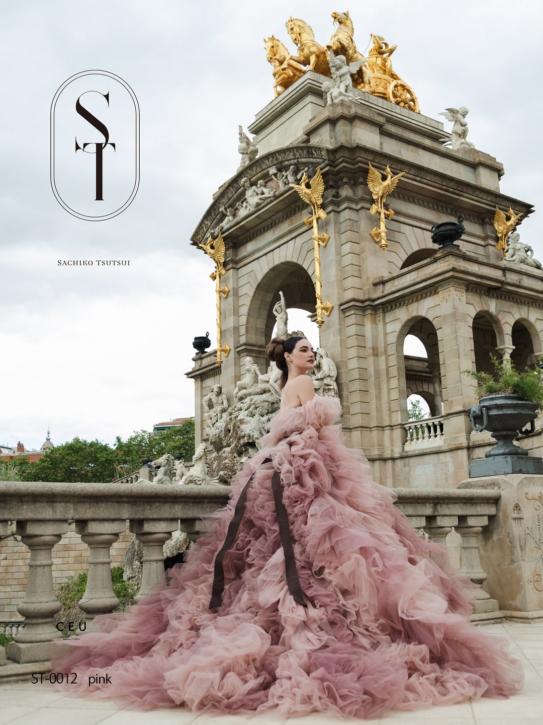 アネーリ軽井沢提携サチコツツイのダスティピンクのカラードレス。オフショルダーとスカートに施されたボリューミーなチュールフリルが圧巻のプリンセスライン。軽井沢のリゾートやクラシカルな会場に映えるお色直しの一着。