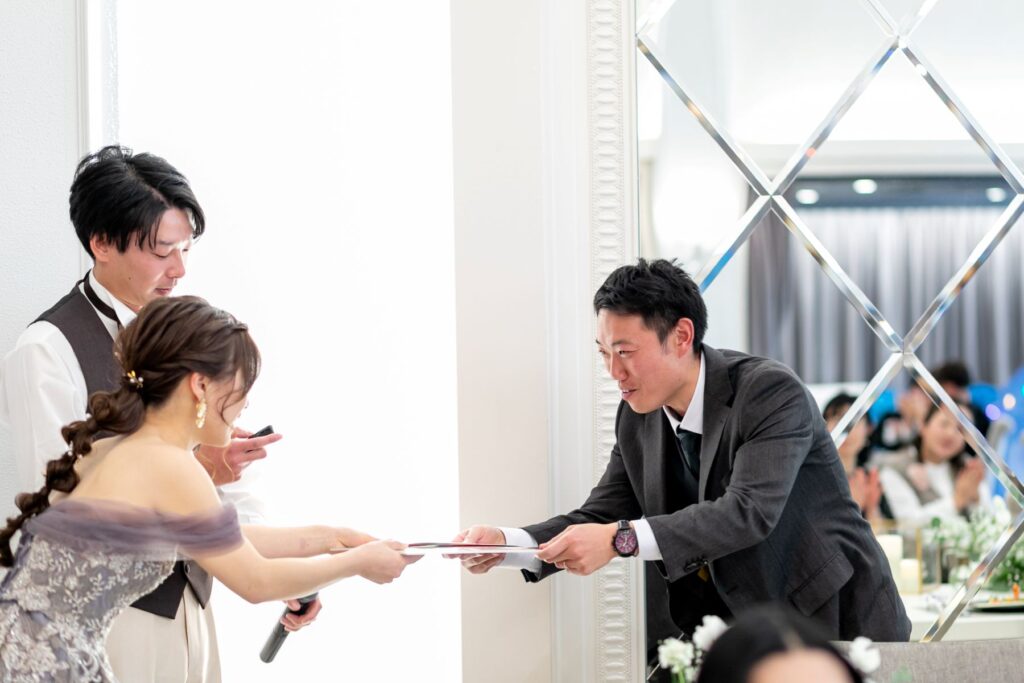 軽井沢の披露宴で、ゲストと一体となる絆を深める演出。「格付けチェック」を通じて、笑顔とアットホームな会話が弾みます。皆で楽しむ、心温まる時間。