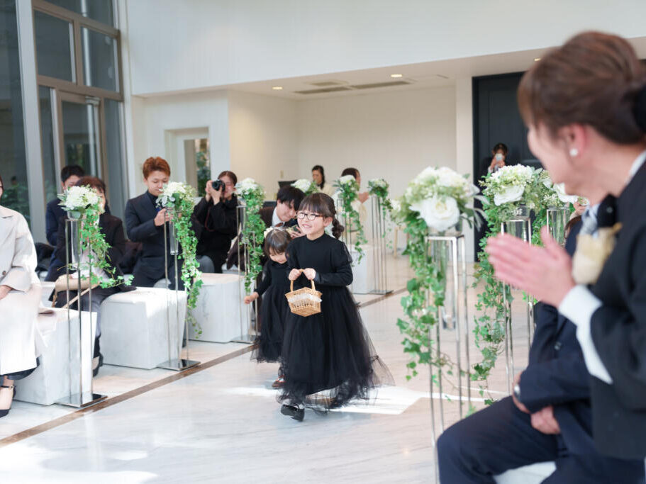 愛らしいリングガールが指輪を届ける!軽井沢の全面ガラス張りチャペルが、お子様の笑顔でアットホームな雰囲気に。
