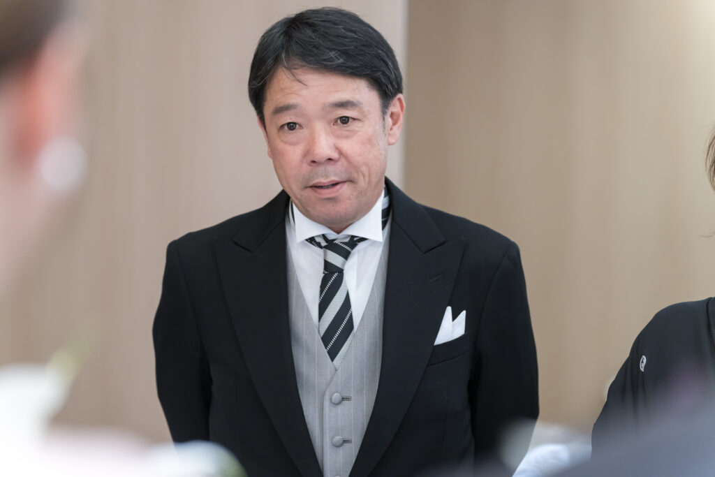 ご両親の言葉に、胸がいっぱいになるふたり。軽井沢の静かで神聖な空間で、感動的なスタートを迎えます。ブライダルフェアでこの感動を体験！