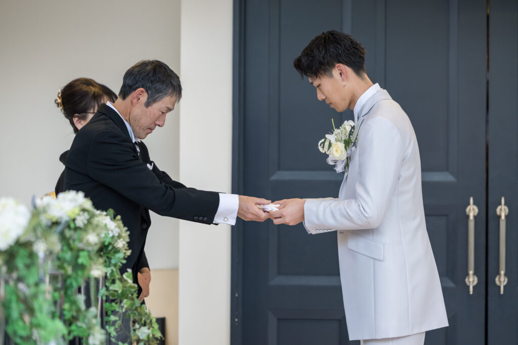 挙式前に親御様と交わす固い握手。感謝の想いを伝える軽井沢ウェディングは、家族の絆を深めます。感動のセレモニーを、私たちがお手伝いします。