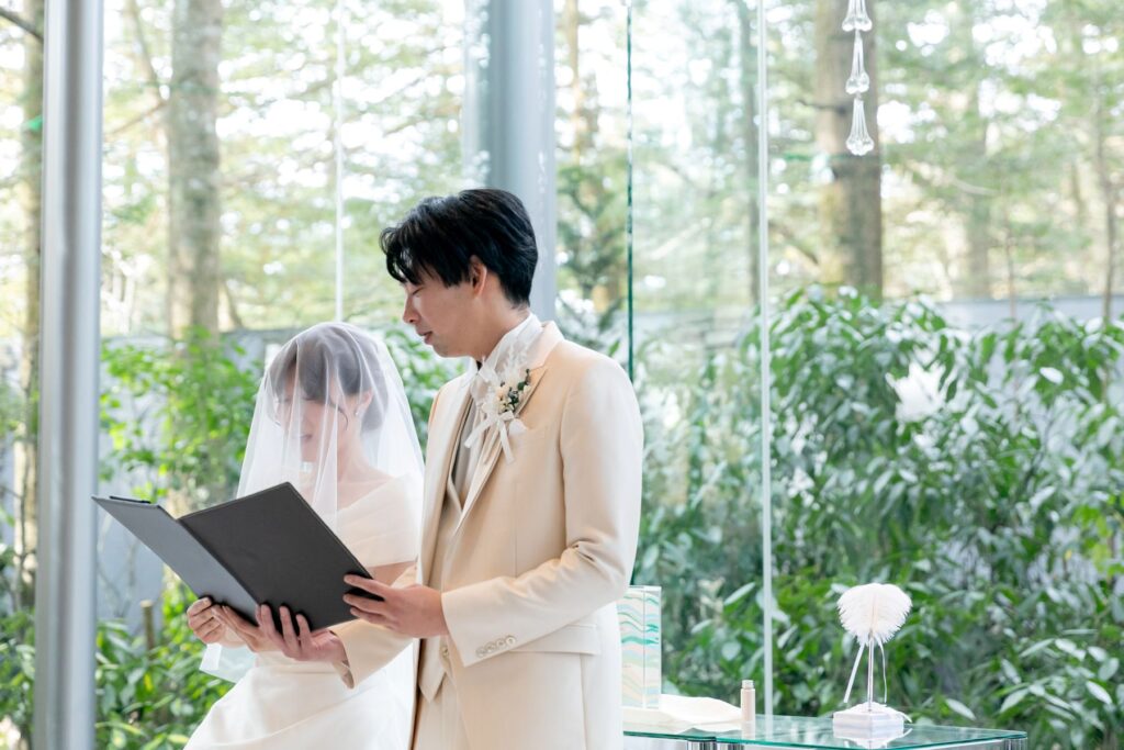 神聖な光の中で永遠の愛を誓い合う瞬間。軽井沢の森がそっと見守るチャペルで、おふたりが主役となる感動の結婚式を叶えましょう。挙式フェアも開催中。