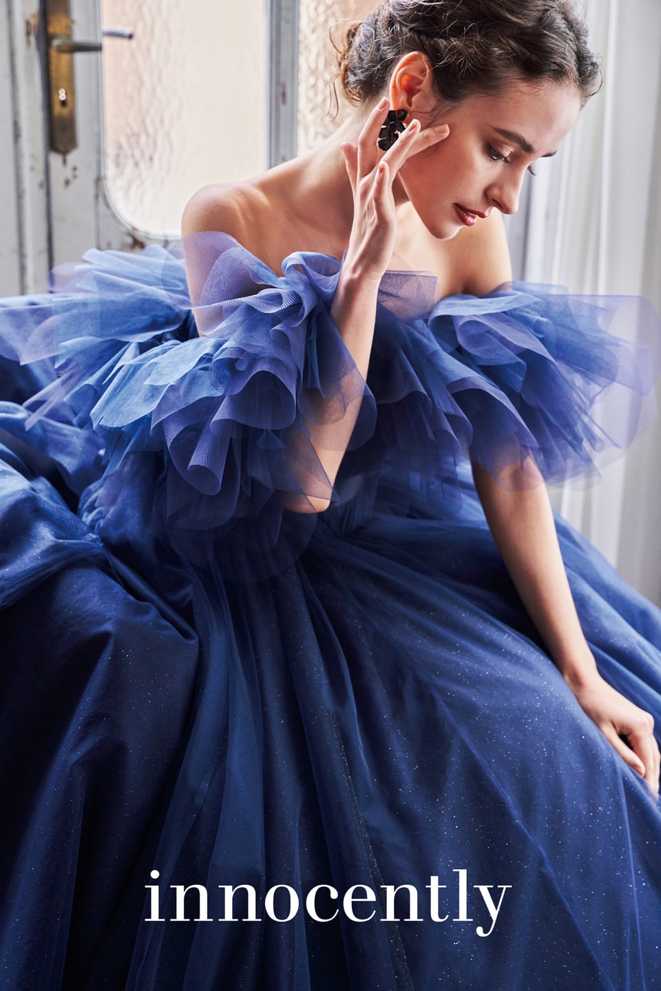 アネーリ軽井沢提携イノセントリーのロイヤルブルー系カラードレスのアップ。グリッターとオフショルダーのボリューミーなフリルが華やかで、軽井沢のナイトウェディングやお色直しをドラマティックに彩る一着。