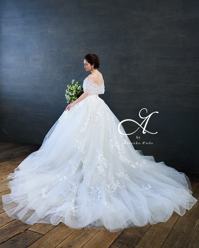 【Hatsuko Endo(ハツコエンドウ)】A by Hatsuko Endoのウェディングドレス。オフショルダーとチュール素材のスカート、大柄なフラワーモチーフの刺繍が豪華なプリンセスライン。アネーリ軽井沢のチャペルに映える一着。