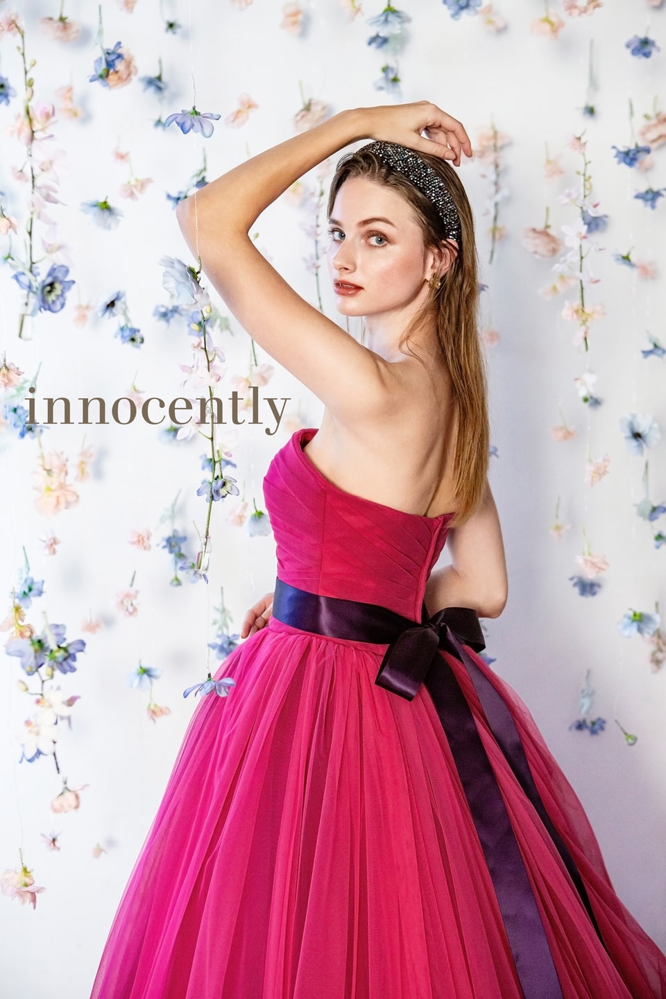 アネーリ軽井沢提携イノセントリーのカラードレス。鮮やかなフューシャピンクのチュールドレスが、黒いサッシュベルトとリボンでモダンな印象に。軽井沢のガーデンや披露宴会場で主役になる、写真映えするお色直しの一着。