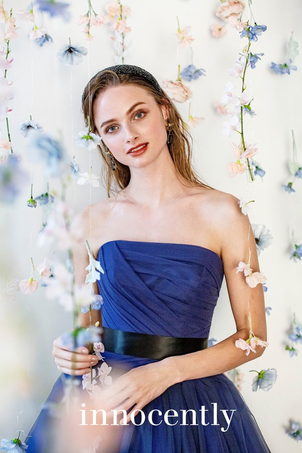 アネーリ軽井沢で選べるイノセントリーのカラードレス。深みのあるロイヤルブルーのチュールビスチェドレスに、黒いサッシュベルトを合わせたスタイリッシュな花嫁。軽井沢のウェディングにぴったりの、甘すぎない大人なお色直しスタイル。