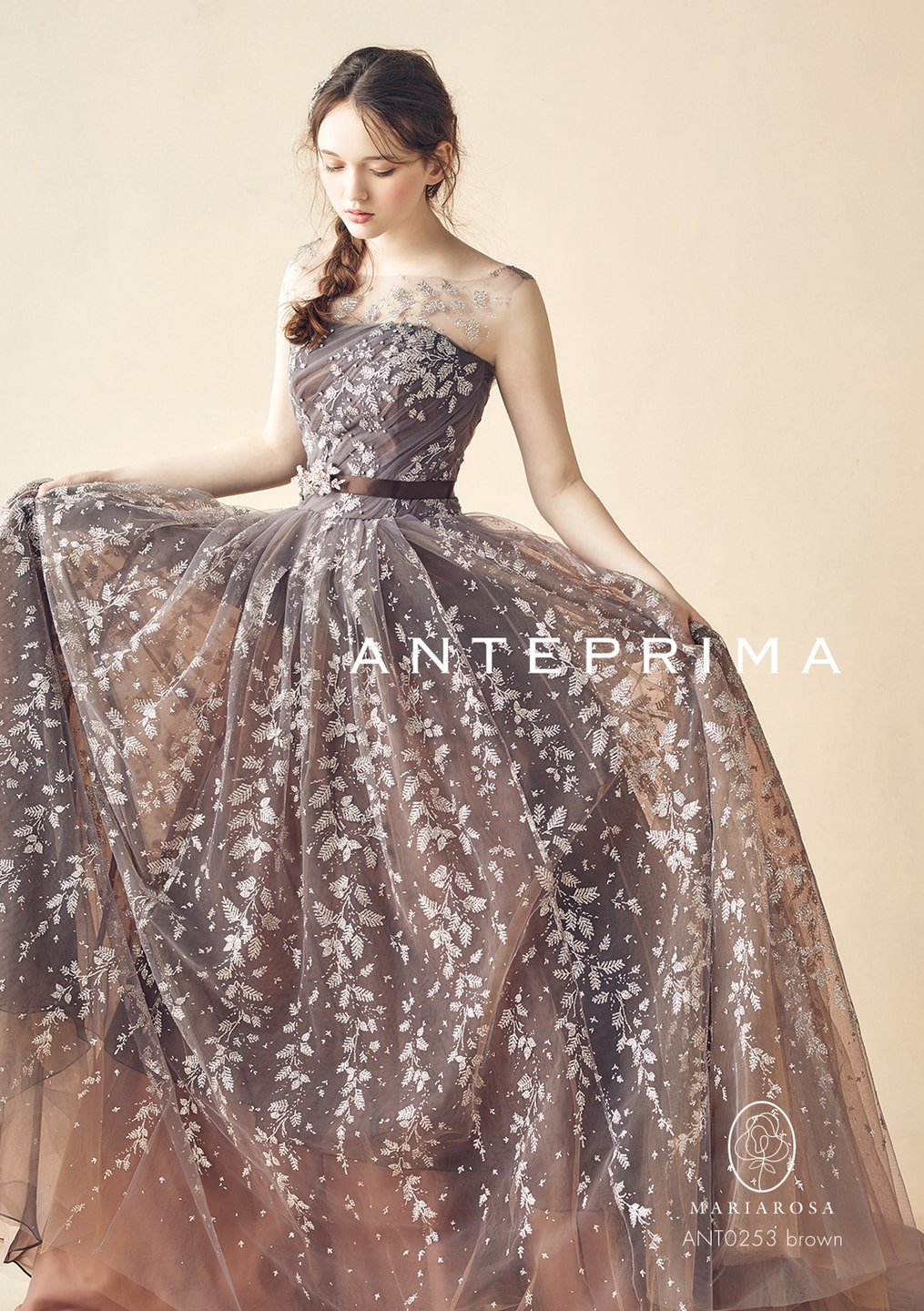アネーリ軽井沢提携ドレス。ANTERPRIMA (アンテプリマ) × MARIAROSA のブラウンカラードレス (品番: ANT0253)。全身にあしらわれたリーフモチーフの刺繍と、デコルテのチュールが上品なシースルーデザイン。軽井沢の森のロケーションフォトや、クラシカルな披露宴のお色直しに最適な大人花嫁に人気の1着。