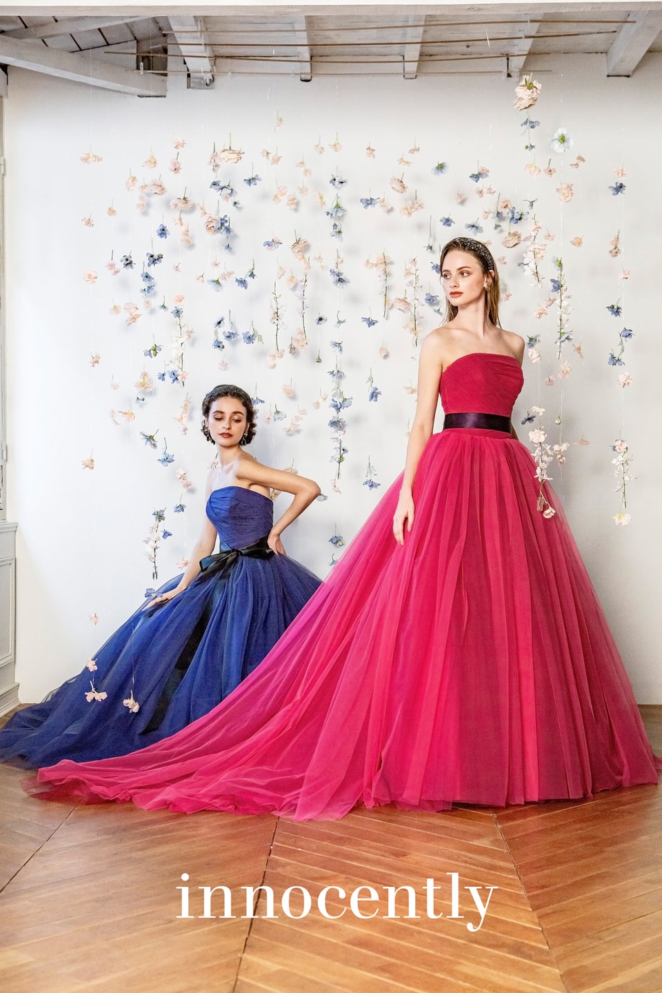 アネーリ軽井沢提携ドレスショップイノセントリーのカラードレス。ビビッドなフューシャピンクとロイヤルブルーのチュールドレスが、黒いサッシュベルトで引き締められ、軽井沢の自然光に映えるドラマティックな花嫁姿を演出します。