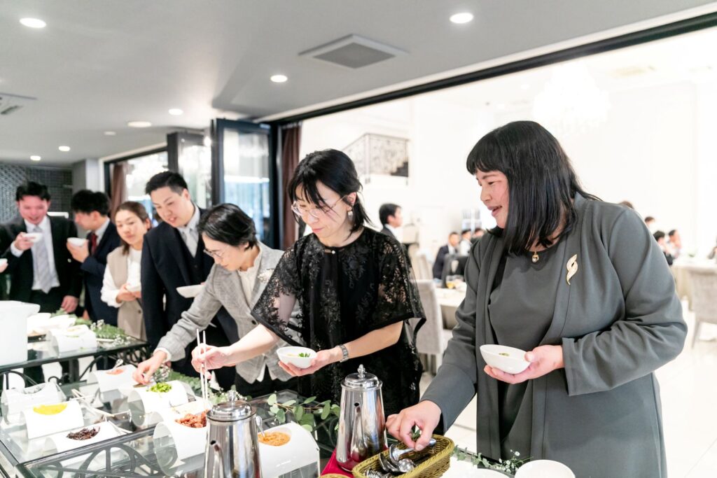 ゲストの皆様が自由に楽しむビュッフェ。和やかな雰囲気の中、美味しいお料理と会話で絆が深まります。ゲストの満足度が高いと評判です。